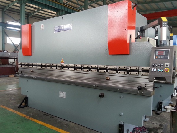 Các loại máy chấn cũ qua sử dụng tại các kho bãi Các loại máy chấn cũ qua sử dụng tại các kho bãi