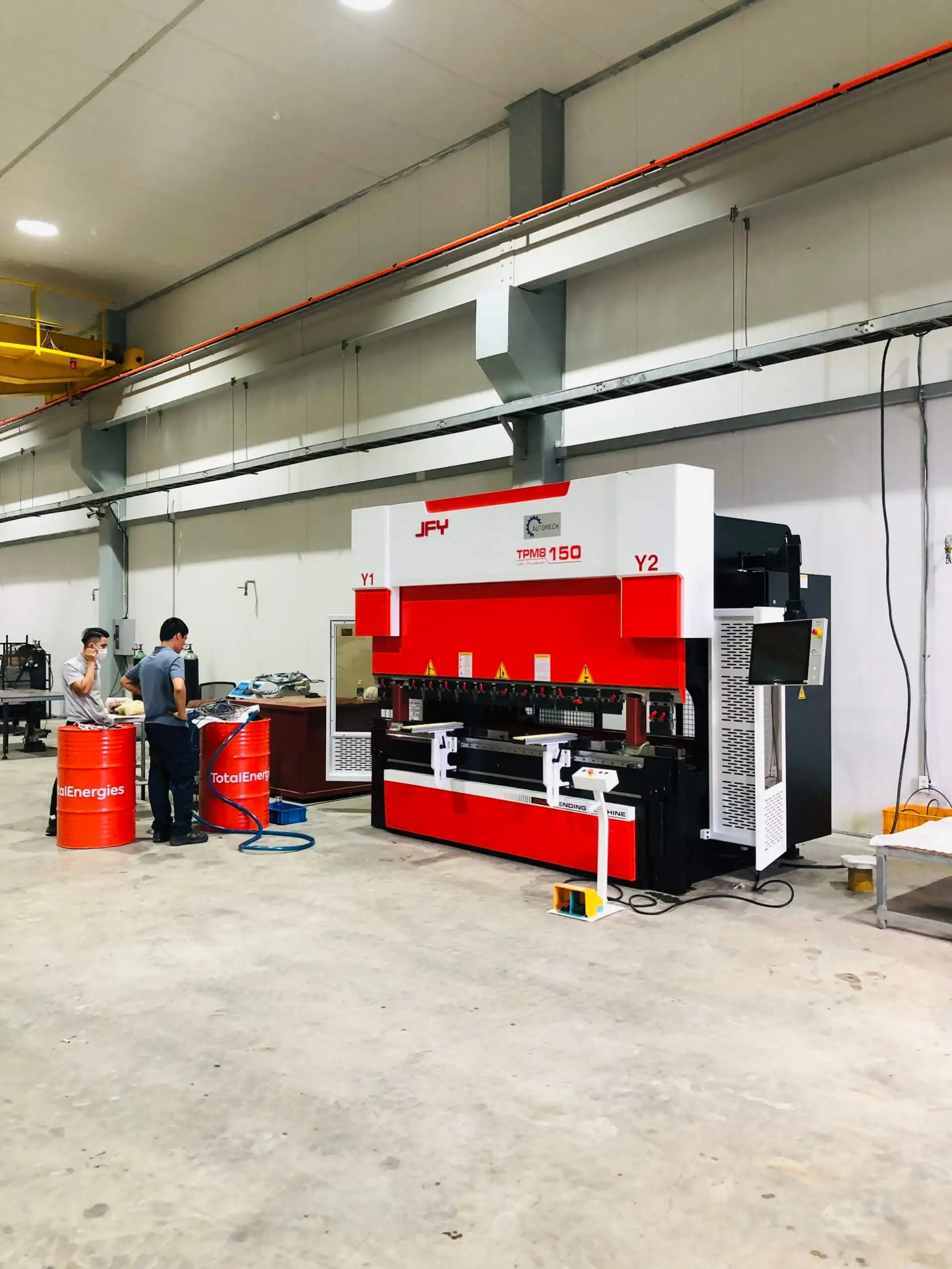 Máy chấn sắt thủy lực sử dụng bộ điều khiển CNC hiện đại Máy chấn sắt thủy lực sử dụng bộ điều khiển CNC hiện đại