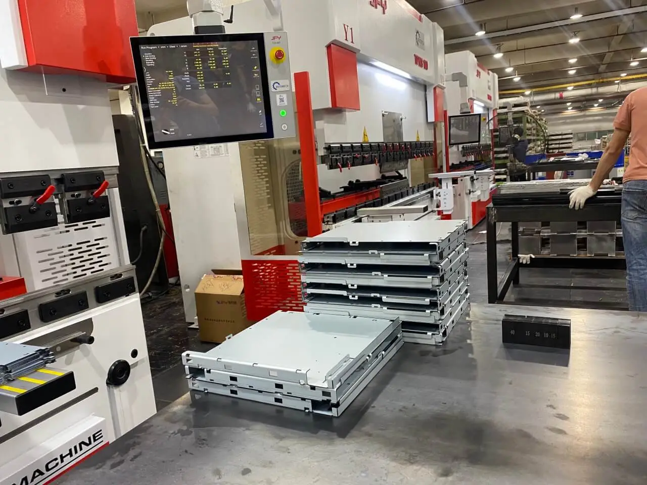 Sản phẩm chấn phức tạp trên máy CNC Sản phẩm chấn phức tạp trên máy CNC
