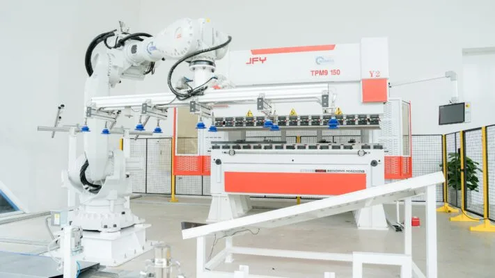 Trạm chấn tự động kết hợp robot ABB Trạm chấn tự động kết hợp robot ABB