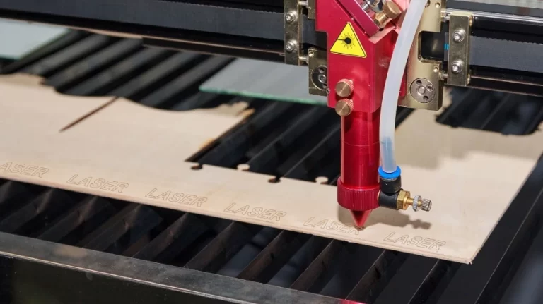 Máy laser CO2 cắt khắc gỗ với đường nét sắc nét Máy laser CO2 cắt khắc gỗ với đường nét sắc nét