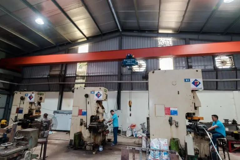 Sản xuất phụ kiện xây dựng bằng máy dập Sản xuất phụ kiện xây dựng bằng máy dập