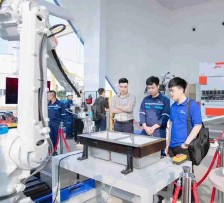 Robot hàn laser giúp nâng cao chất lượng sản xuất
