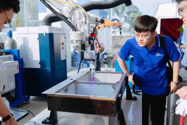Robot hàn laser cho mối hàn nhanh, độ chính xác cao
