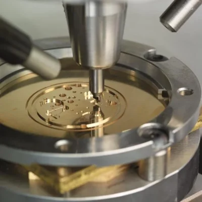 Máy phay CNC chính xác cao gia công linh kiện đồng hồ Máy phay CNC chính xác cao gia công linh kiện đồng hồ