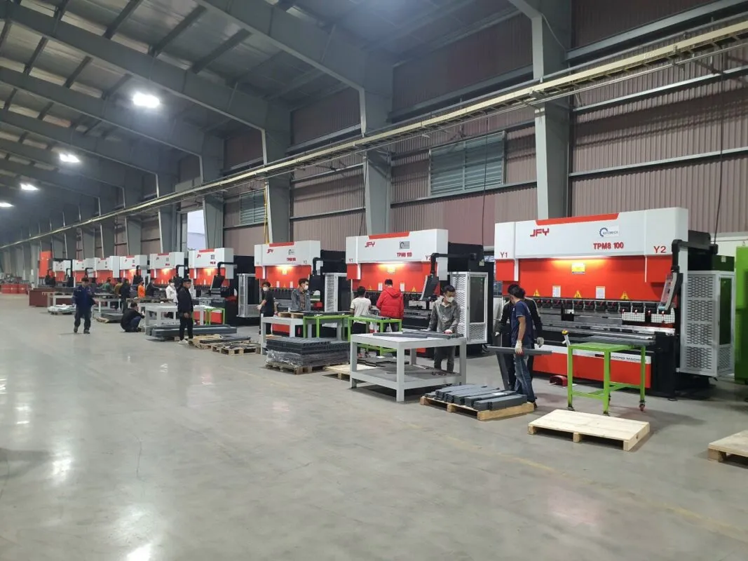 Ứng dụng nhiều máy chấn tôn CNC vào sản xuất hàng loạt Máy chấn CNC JFY được khách hàng tin dùng đầu tư