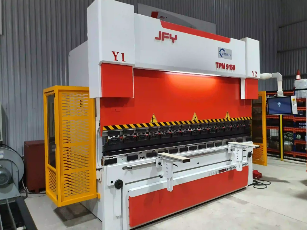 Nguyên lý làm việc của máy chấn CNC như thế nào? Nguyên lý làm việc của máy chấn CNC như thế nào?