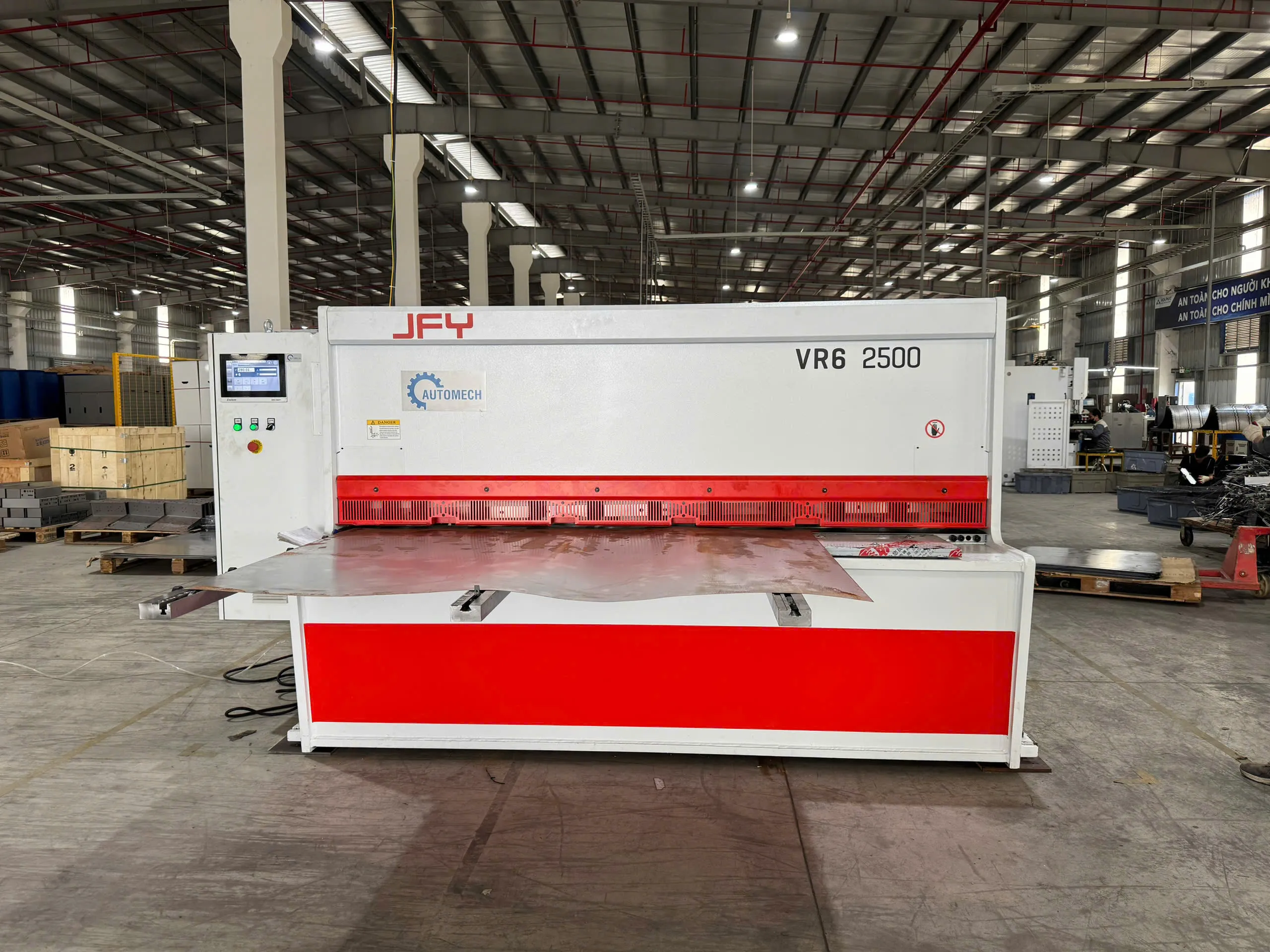 Máy cắt thép thuỷ lực trở thành trợ thủ đắc lực cho các xưởng gia công cơ khi Máy cắt thép thuỷ lực trở thành trợ thủ đắc lực cho các xưởng gia công cơ khi