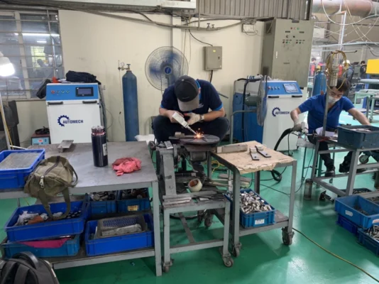 Hình ảnh thực tế khách hàng đã tin tưởng lựa chọn, sử dụng máy hàn laser Automech tại xưởng.