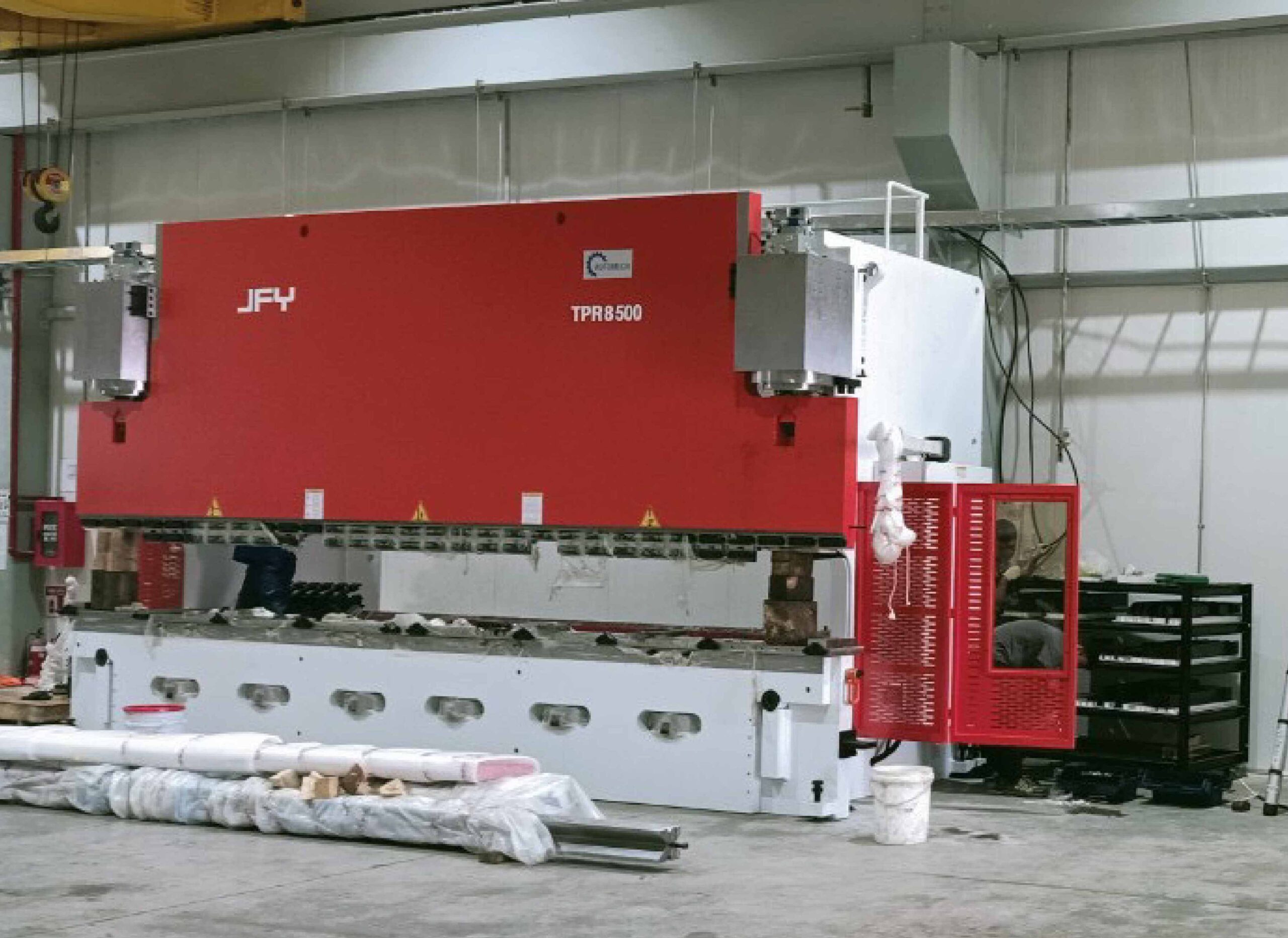 Máy chấn thủy lực công suất lớn được ứng dụng trong các xưởng cơ khí chuyên gia công chi tiết kích thước lớn Máy chấn thủy lực công suất lớn được ứng dụng trong các xưởng cơ khí chuyên gia công chi tiết kích thước lớn