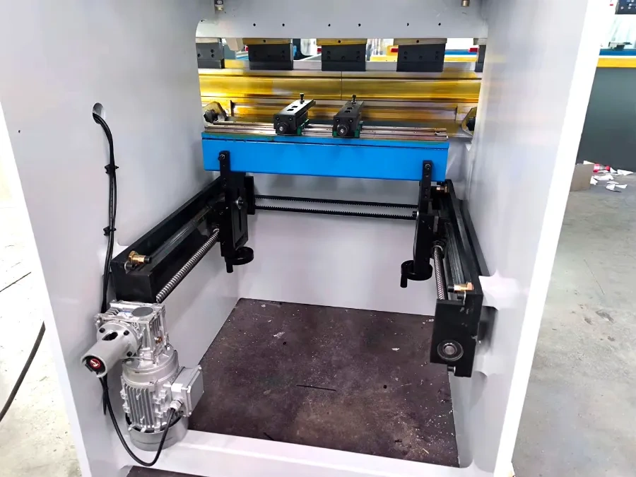 Máy chấn nhỏ có đầy đủ cữ sau giúp đa dạng dải sản phẩm chấn Máy chấn nhỏ có đầy đủ cữ sau giúp đa dạng dải sản phẩm chấn
