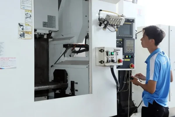 Vận hành máy phay cnc được đào tạo bởi đội ngũ kĩ thuật của Automec chuyên môn lập trình phay cnc