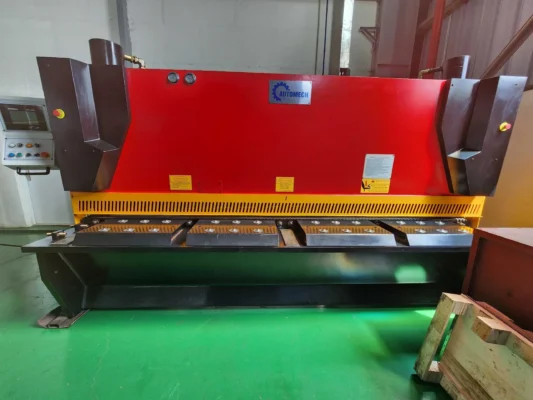 Máy cắt thép thuỷ lực xuất hiện ngày càng nhiều trong các xưởng gia công Máy cắt thép thuỷ lực xuất hiện ngày càng nhiều trong các xưởng gia công