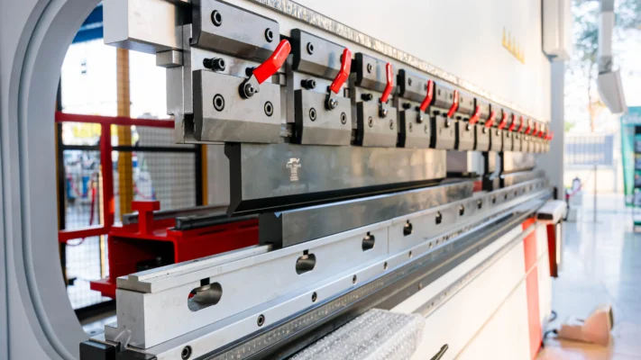 Máy chấn thủy lực CNC – đảm bảo đường gấp sắc nét và không trầy xước bề mặt vật liệu Máy chấn thủy lực CNC – đảm bảo đường gấp sắc nét và không trầy xước bề mặt vật liệu