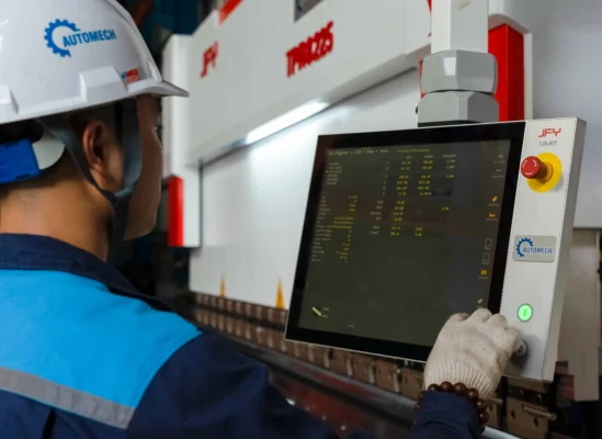 Bộ điều khiển CNC tích hợp cho phép lập trình nhiều bước chấn liên tiếp – tối ưu năng suất và độ chính xác Bộ điều khiển CNC tích hợp cho phép lập trình nhiều bước chấn liên tiếp – tối ưu năng suất và độ chính xác