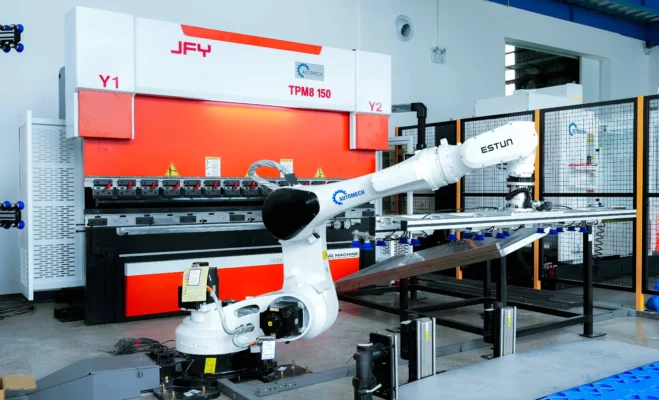 Máy chấn thuỷ lực JFY được trưng bày tại Trung tâm demo Automech Máy chấn thuỷ lực JFY được trưng bày tại Trung tâm demo Automech