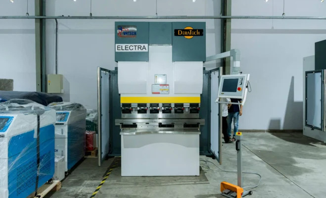 Máy chấn thủy lực mini thiết kế nhỏ gọn, phù hợp với xưởng cơ khí diện tích hạn chế Máy chấn thủy lực mini thiết kế nhỏ gọn, phù hợp với xưởng cơ khí diện tích hạn chế