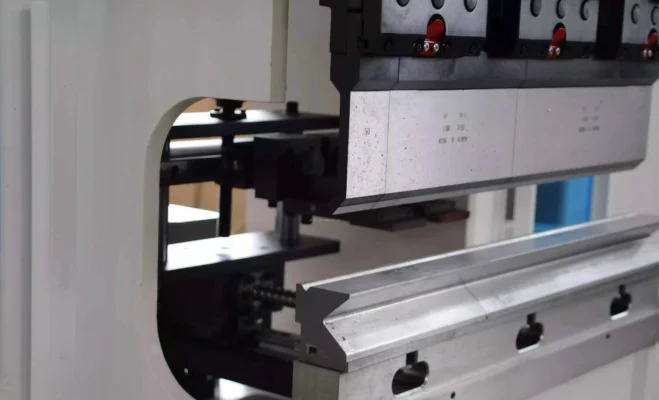 Khả năng chấn chính xác và ổn định với kim loại mỏng Khả năng chấn chính xác và ổn định với kim loại mỏng