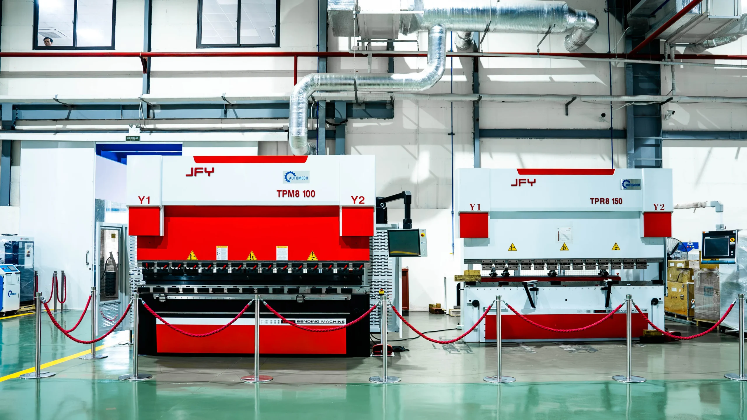 Hệ thống của máy chấn tôn thủy lực 100 tấn vận hành mạnh mẽ và ổn định Hệ thống của máy chấn tôn thủy lực 100 tấn vận hành mạnh mẽ và ổn định