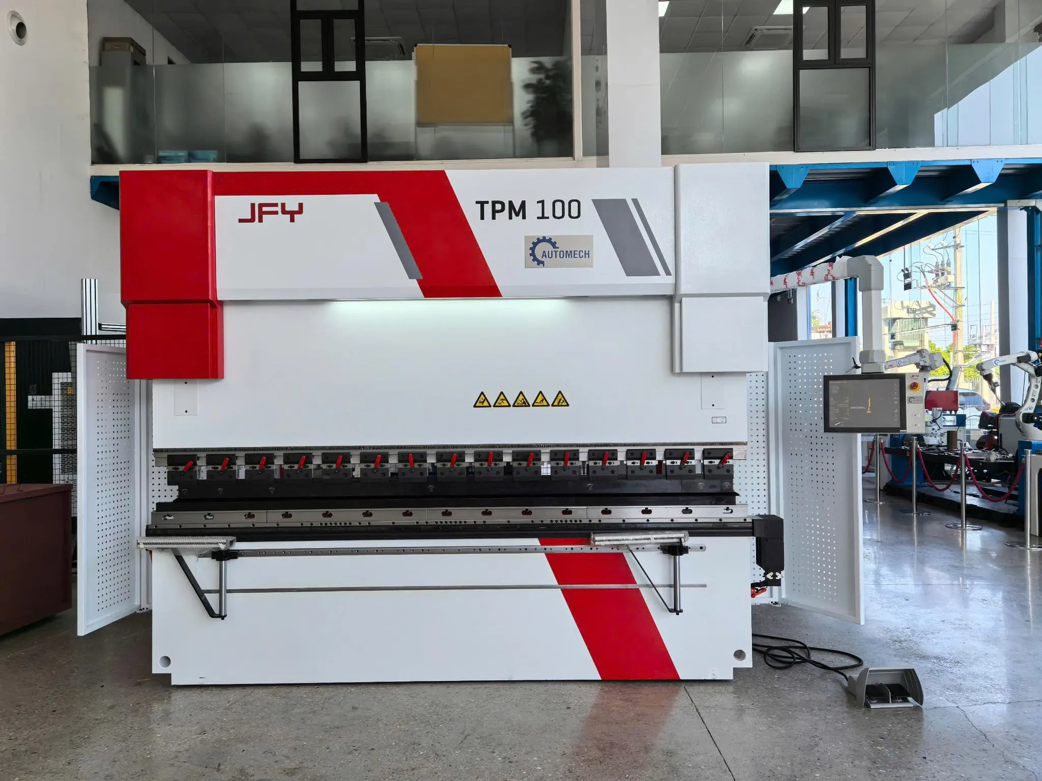Máy chấn tôn thủy lực 100 tấn tại trung tâm Demo Automech Máy chấn tôn thủy lực 100 tấn tại trung tâm Demo Automech