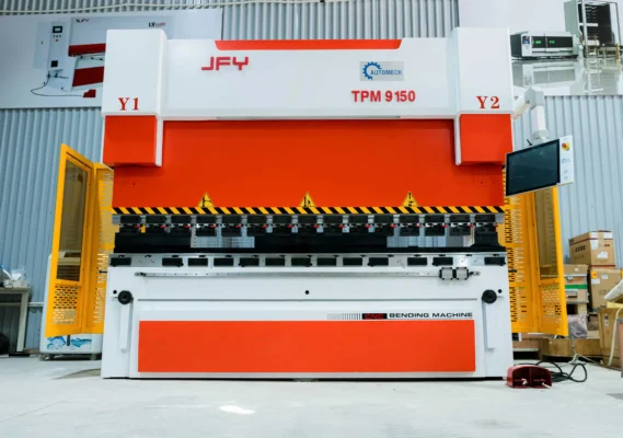 Máy chấn 160 tấn với thiết kế hiện đại, khung máy chắc chắn và hệ thống thủy lực mạnh mẽ Máy chấn 160 tấn với thiết kế hiện đại, khung máy chắc chắn và hệ thống thủy lực mạnh mẽ