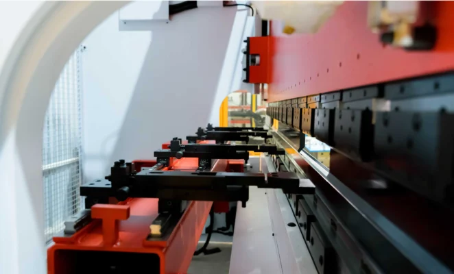 Kết cấu khung máy liền khối cùng trục ép chính xác cao, đảm bảo lực chấn mạnh và đồng đều trên toàn bộ chiều dài tấm Kết cấu khung máy liền khối cùng trục ép chính xác cao, đảm bảo lực chấn mạnh và đồng đều trên toàn bộ chiều dài tấm