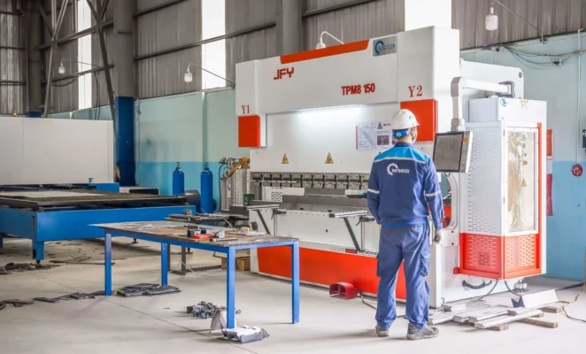 Đội ngũ kỹ thuật Automech trực tiếp hướng dẫn vận hành máy chấn tại nhà máy khách hàng, đảm bảo hiệu quả sử dụng ngay từ đầu Đội ngũ kỹ thuật Automech trực tiếp hướng dẫn vận hành máy chấn tại nhà máy khách hàng, đảm bảo hiệu quả sử dụng ngay từ đầu