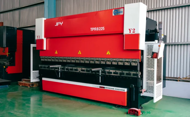 Máy chấn tôn thủy lực công suất 200 tấn với thiết kế hiện đại, khung máy chắc chắn, phù hợp cho gia công cơ khí nặng. Máy chấn tôn thủy lực công suất 200 tấn với thiết kế hiện đại, khung máy chắc chắn, phù hợp cho gia công cơ khí nặng.