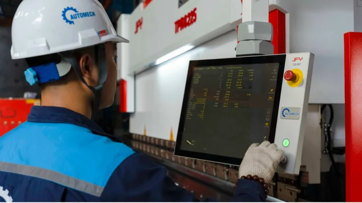 Nguyên lý truyền lực thủy lực – đảm bảo lực ép đồng đều và mạnh mẽ trên toàn bộ chiều dài chấn Nguyên lý truyền lực thủy lực – đảm bảo lực ép đồng đều và mạnh mẽ trên toàn bộ chiều dài chấn