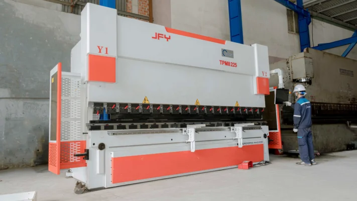 Đội ngũ kỹ thuật Automech lắp đặt và đào tạo vận hành máy tận nơi cho khách hàng Đội ngũ kỹ thuật Automech lắp đặt và đào tạo vận hành máy tận nơi cho khách hàng