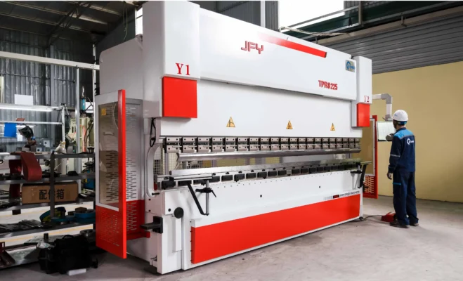 Người vận hành thiết lập thông số và điều khiển quá trình chấn thông qua bảng điều khiển CNC Người vận hành thiết lập thông số và điều khiển quá trình chấn thông qua bảng điều khiển CNC