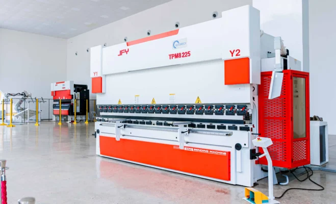 Máy chấn CNC 300 tấn tại Trung tâm demo Automech Máy chấn CNC 300 tấn tại Trung tâm demo Automech