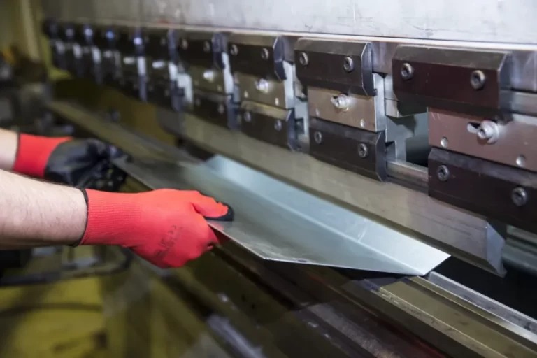 Máy chấn 60 tấn gia công máng cáp, hộp kỹ thuật với độ thẳng tuyệt đối Máy chấn 60 tấn gia công máng cáp, hộp kỹ thuật với độ thẳng tuyệt đối
