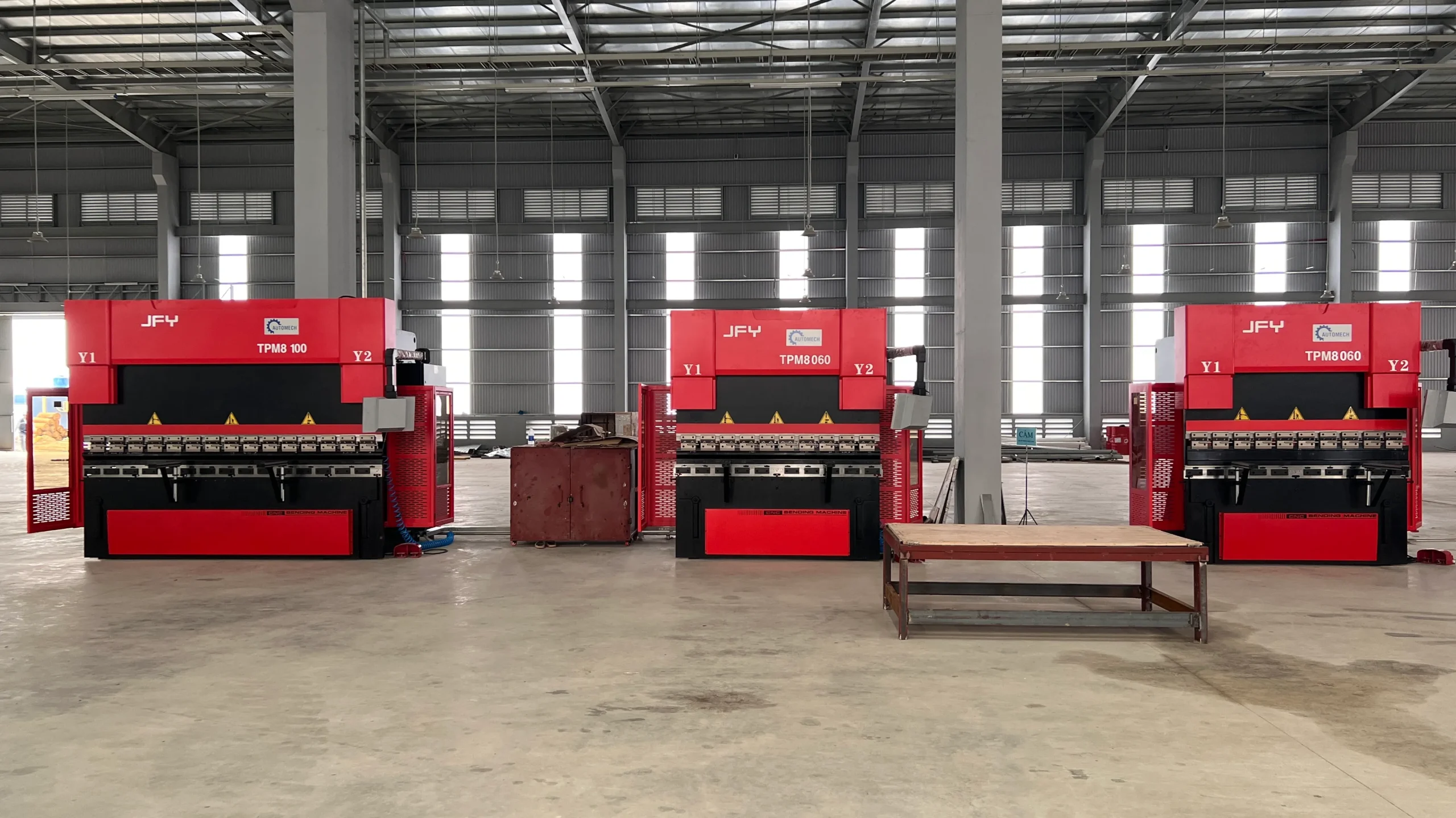 Vận hành CNC – chấn nhanh, chính xác và ổn định Vận hành CNC – chấn nhanh, chính xác và ổn định