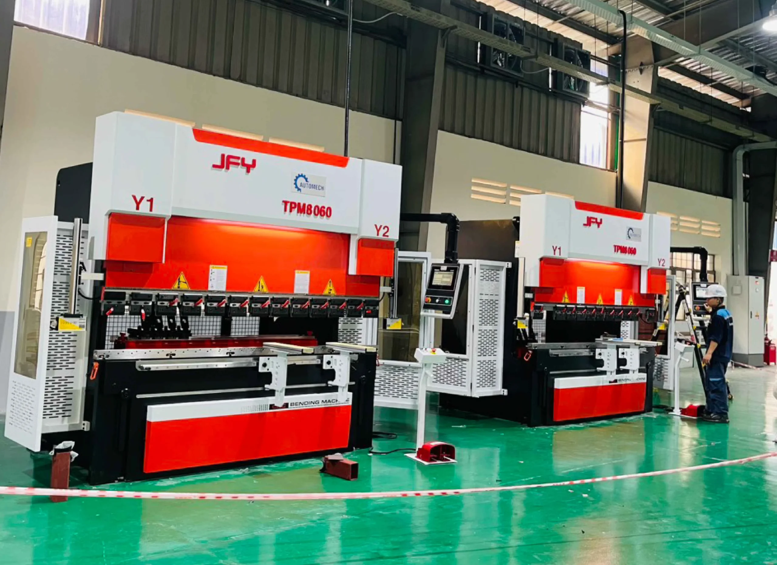 Máy chấn tôn thủy lực 60 tấn tại nhà máy Automech Máy chấn tôn thủy lực 60 tấn tại nhà máy Automech