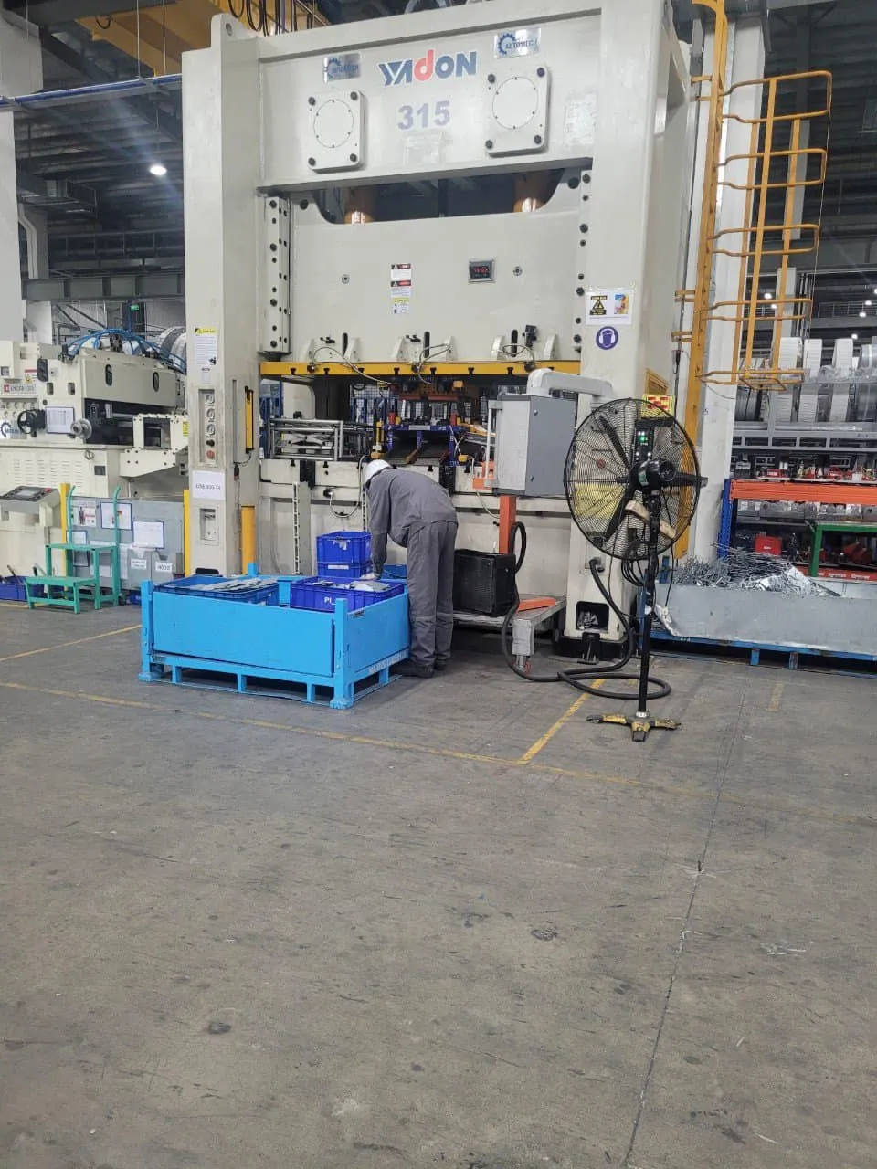 Máy dập Yadon 2 trục khuỷu tích hợp khuôn dập liên hoàn Máy dập Yadon 2 trục khuỷu tích hợp khuôn dập liên hoàn
