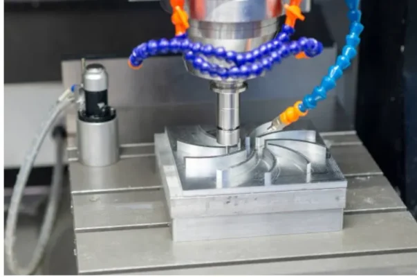 Máy phay CNC 3 trục có nhiều ưu điểm như độ chính xác cao, tốc độ gia công nhanh, linh hoạt trong gia công, tiết kiệm chi phí và dễ dàng lập trình
