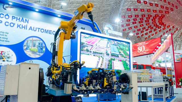 Trạm robot hàn 3 in 1 của Automech được kỹ sư của Automech settup 100% tại triễn lãm Trạm robot hàn 3 in 1 của Automech được kỹ sư của Automech settup 100% tại triễn lãm.