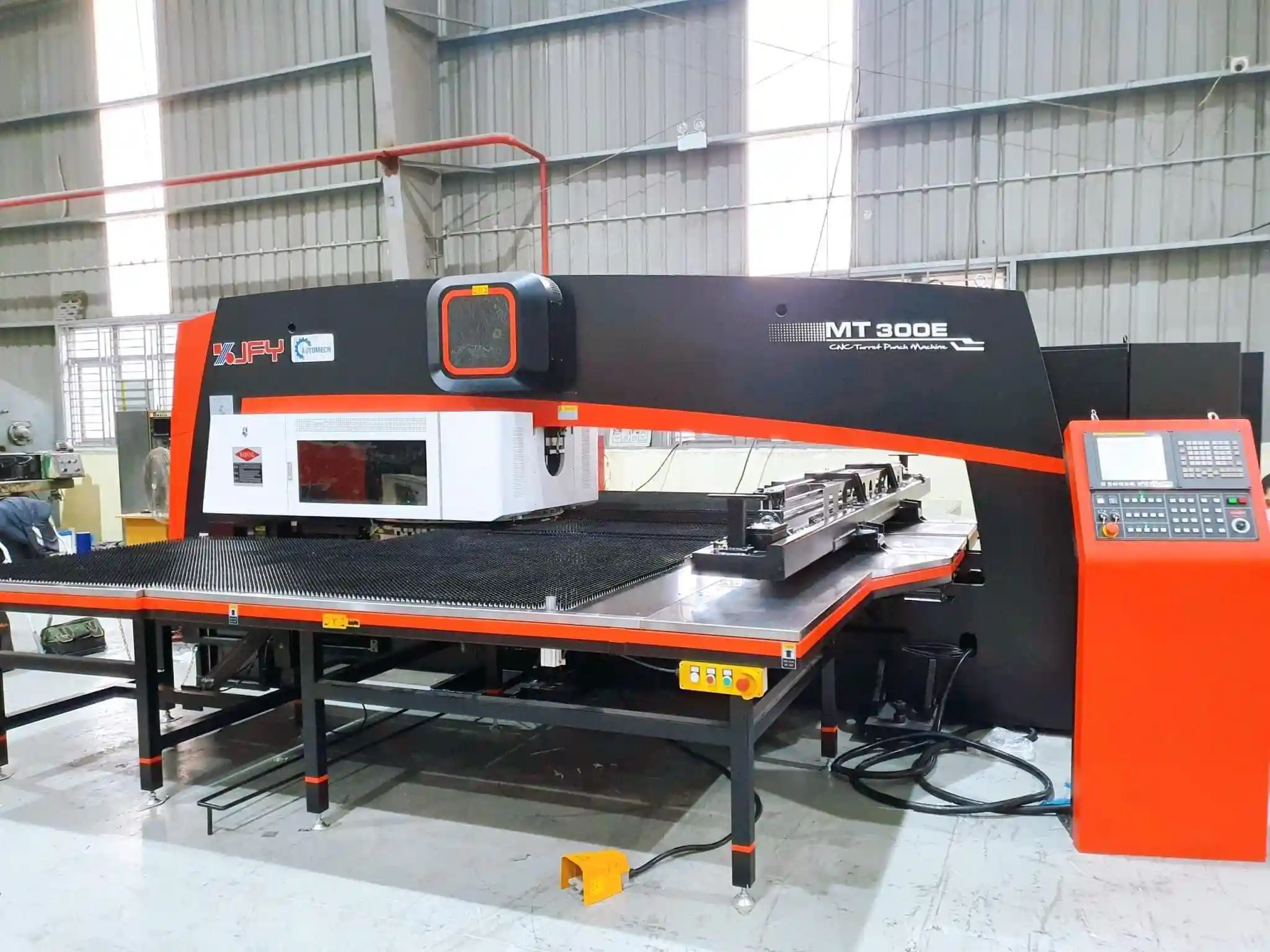 Máy đột giúp tăng tốc độ xử lý chi tiết, cải thiện năng suất sản xuất Máy đột giúp tăng tốc độ xử lý chi tiết, cải thiện năng suất sản xuất