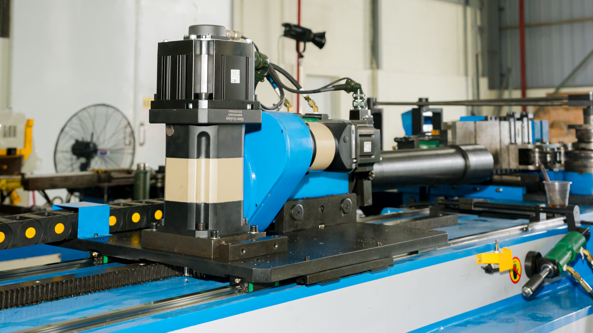 Máy uốn CNC tích hợp nhiều tính năng tự động hóa để tăng năng suất và giảm thiểu nhân công Máy uốn CNC tích hợp nhiều tính năng tự động hóa để tăng năng suất và giảm thiểu nhân công