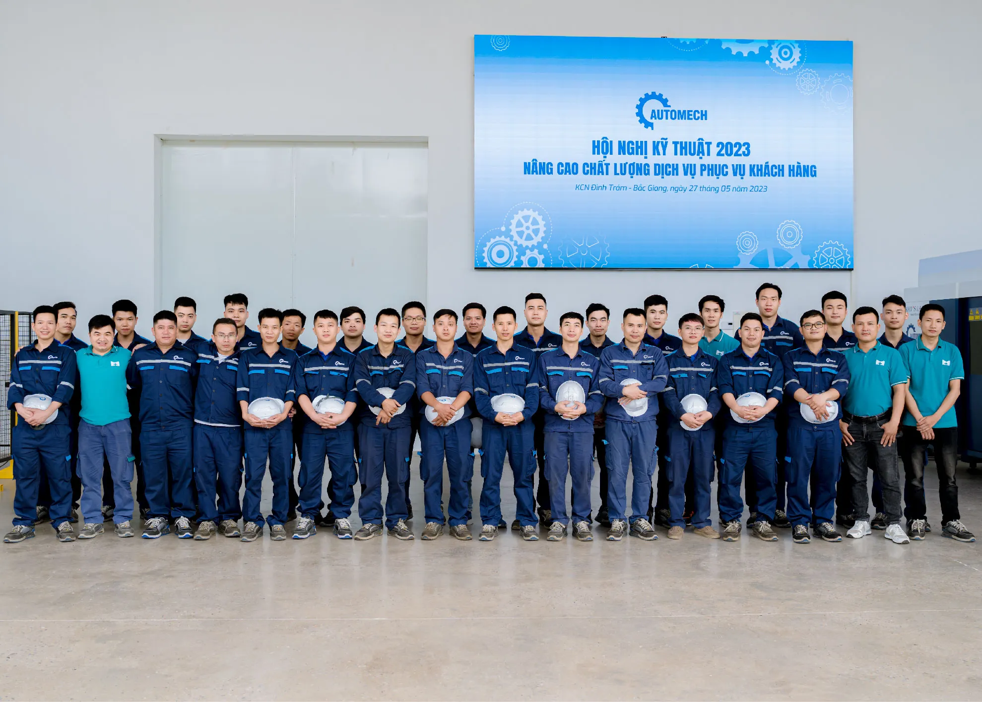 Đội ngũ kỹ sư kĩ thuật Automech phục vụ cho khách hàng tận tình chu đáo Đội ngũ kỹ sư kĩ thuật Automech phục vụ cho khách hàng tận tình chu đáo