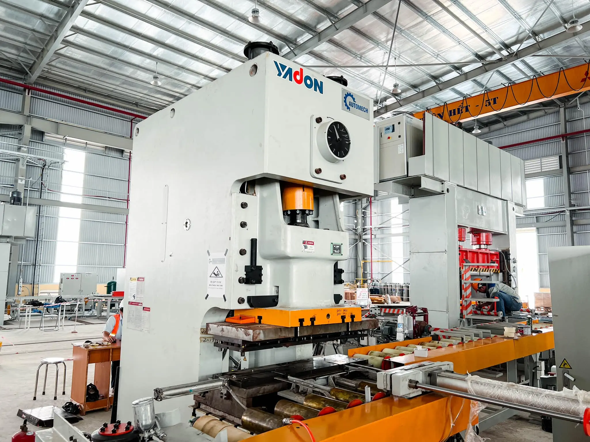 Máy đột dập kim loại tạo hình chi tiết nội thất với độ chính xác cao Máy đột dập kim loại tạo hình chi tiết nội thất với độ chính xác cao