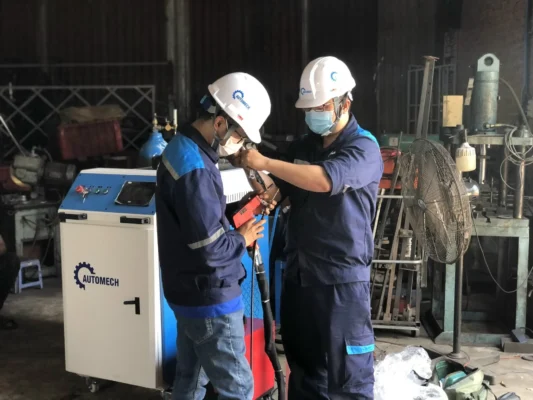Hình ảnh minh họa đội ngũ kỹ thuật Automech nhiệt tình hỗ trợ khách hàng lắp đặt máy hàn laser kim loại.