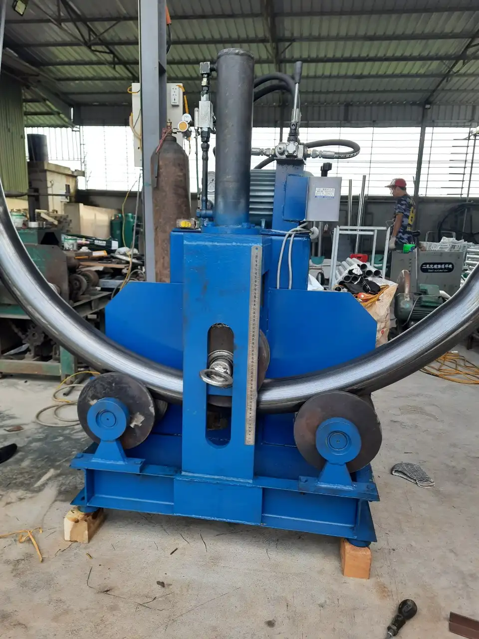 Máy uốn ống sử dụng hệ thống thủy lực để điều chỉnh biên dạng ống Máy uốn ống sử dụng hệ thống thủy lực để điều chỉnh biên dạng ống