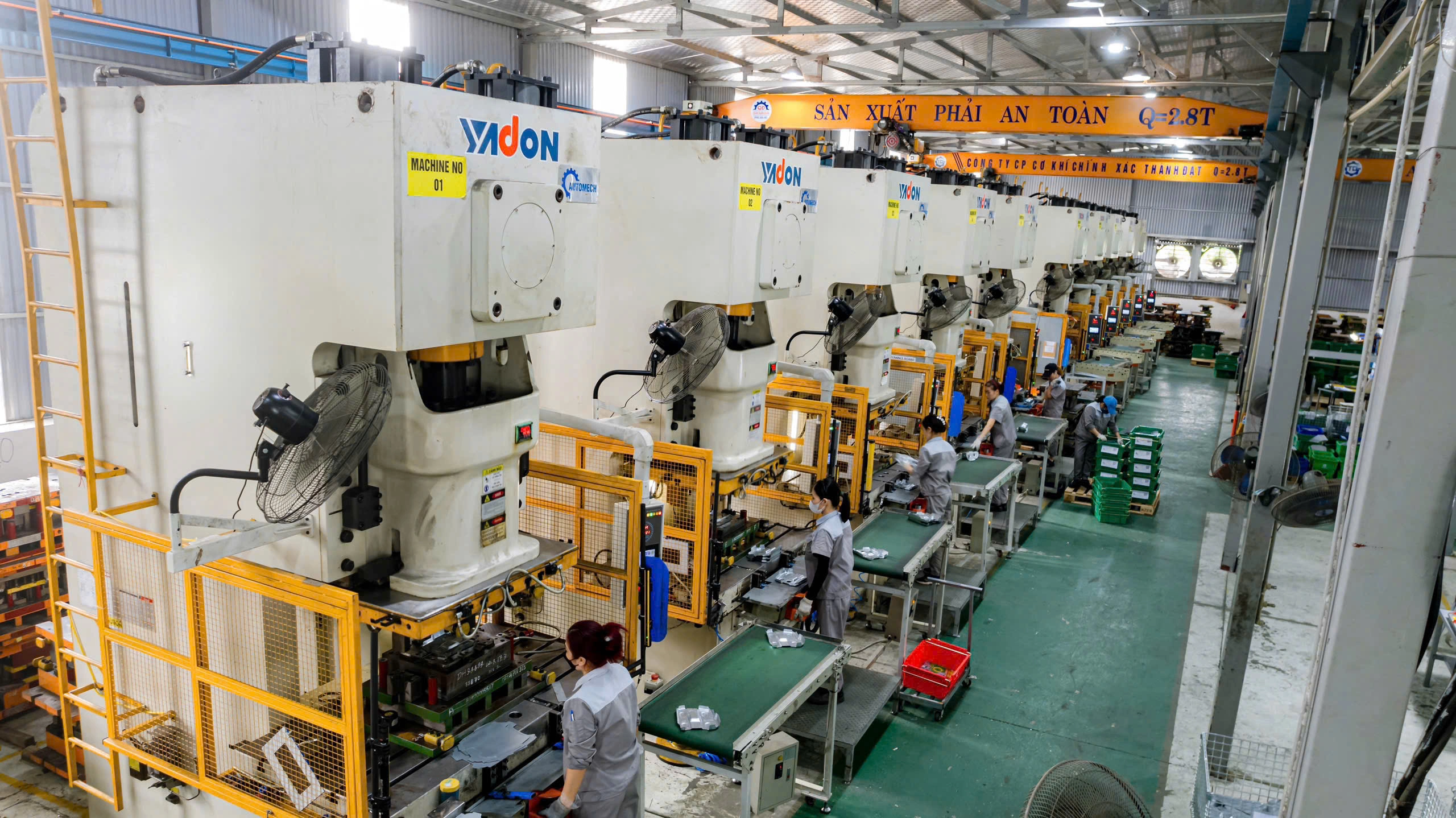 Công nhân vận hành máy dập sẽ inload/unload nhanh nhờ hệ thống tải truyền Công nhân vận hành máy dập sẽ inload/unload nhanh nhờ hệ thống tải truyền