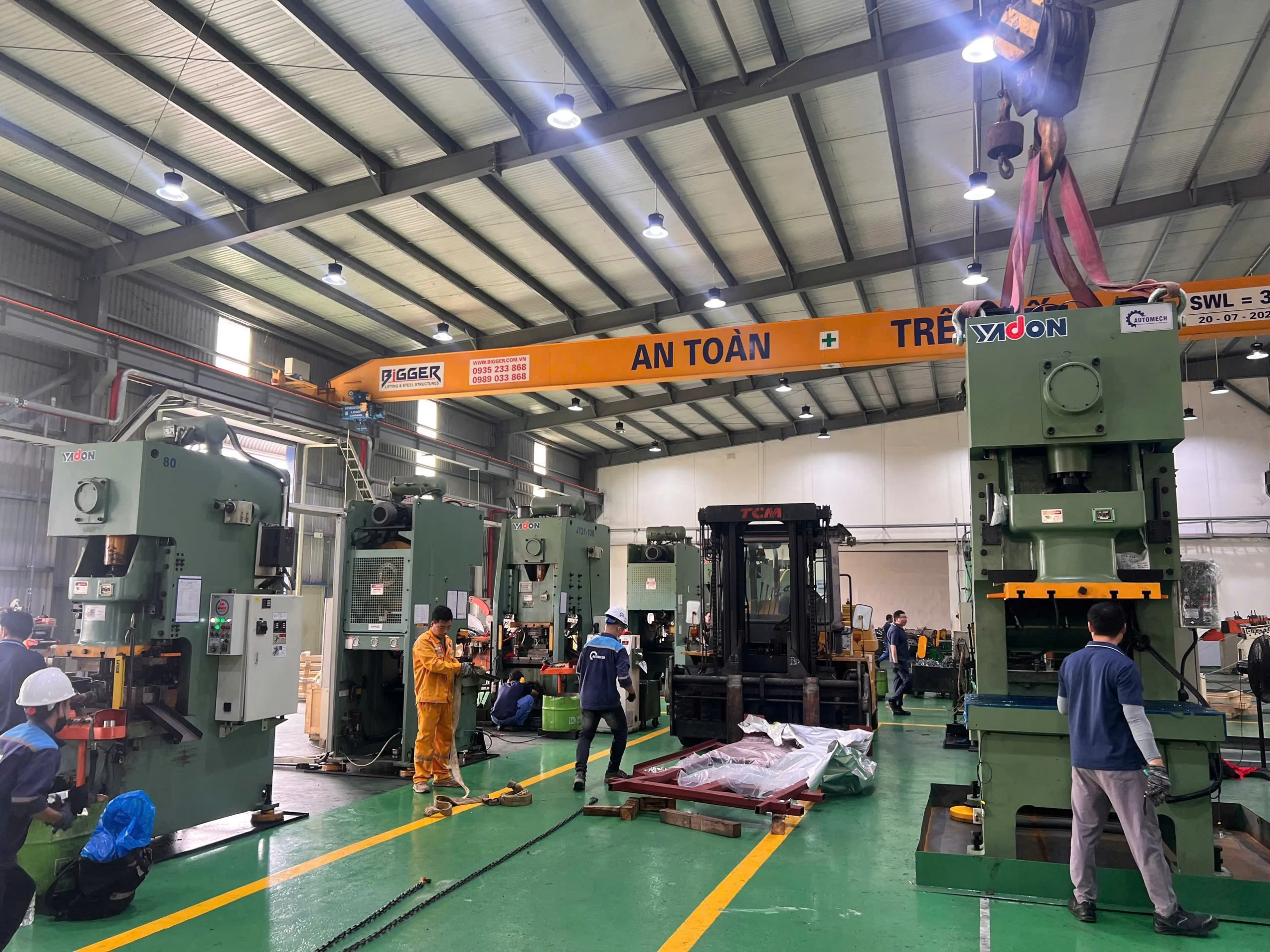 Tập kết máy đột dập tại xưởng khách hàng Tập kết máy đột dập tại xưởng khách hàng