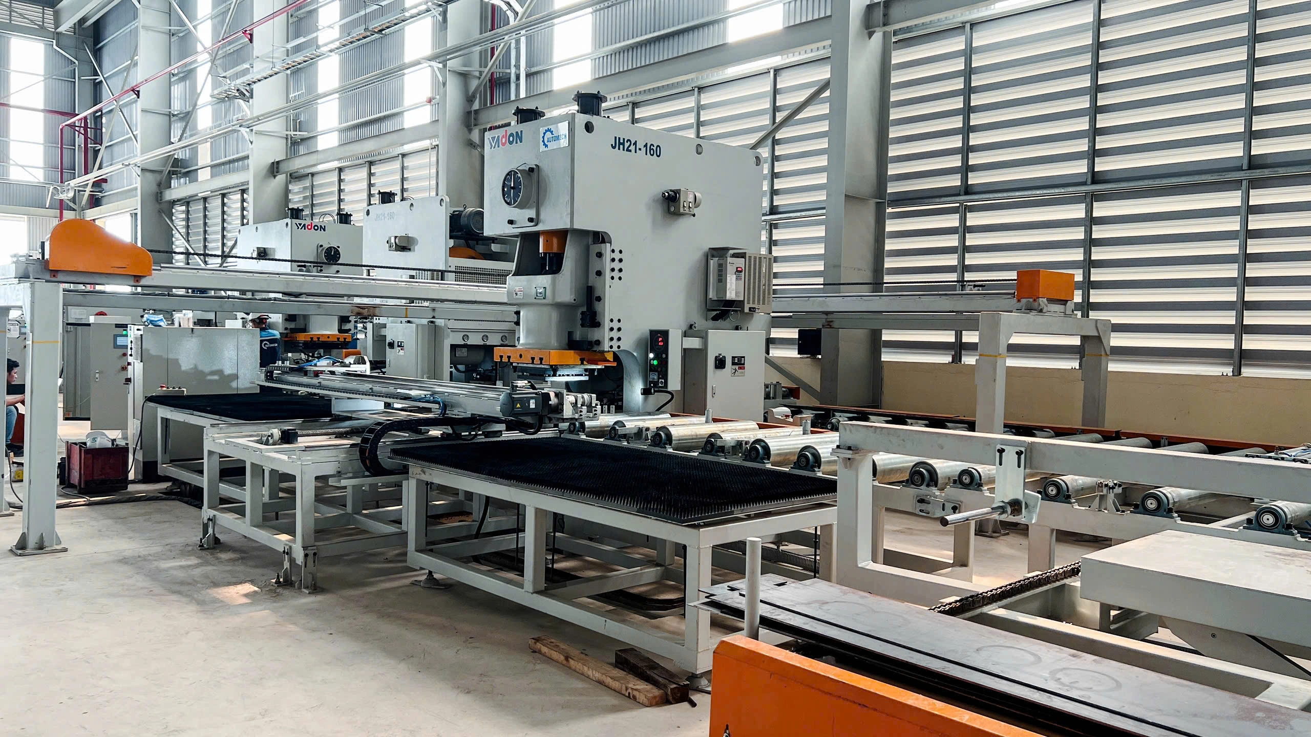 Hệ thống máy dập tự động sẽ cần cá hệ thống phụ trợ đằng sau Hệ thống máy dập tự động sẽ cần cá hệ thống phụ trợ đằng sau