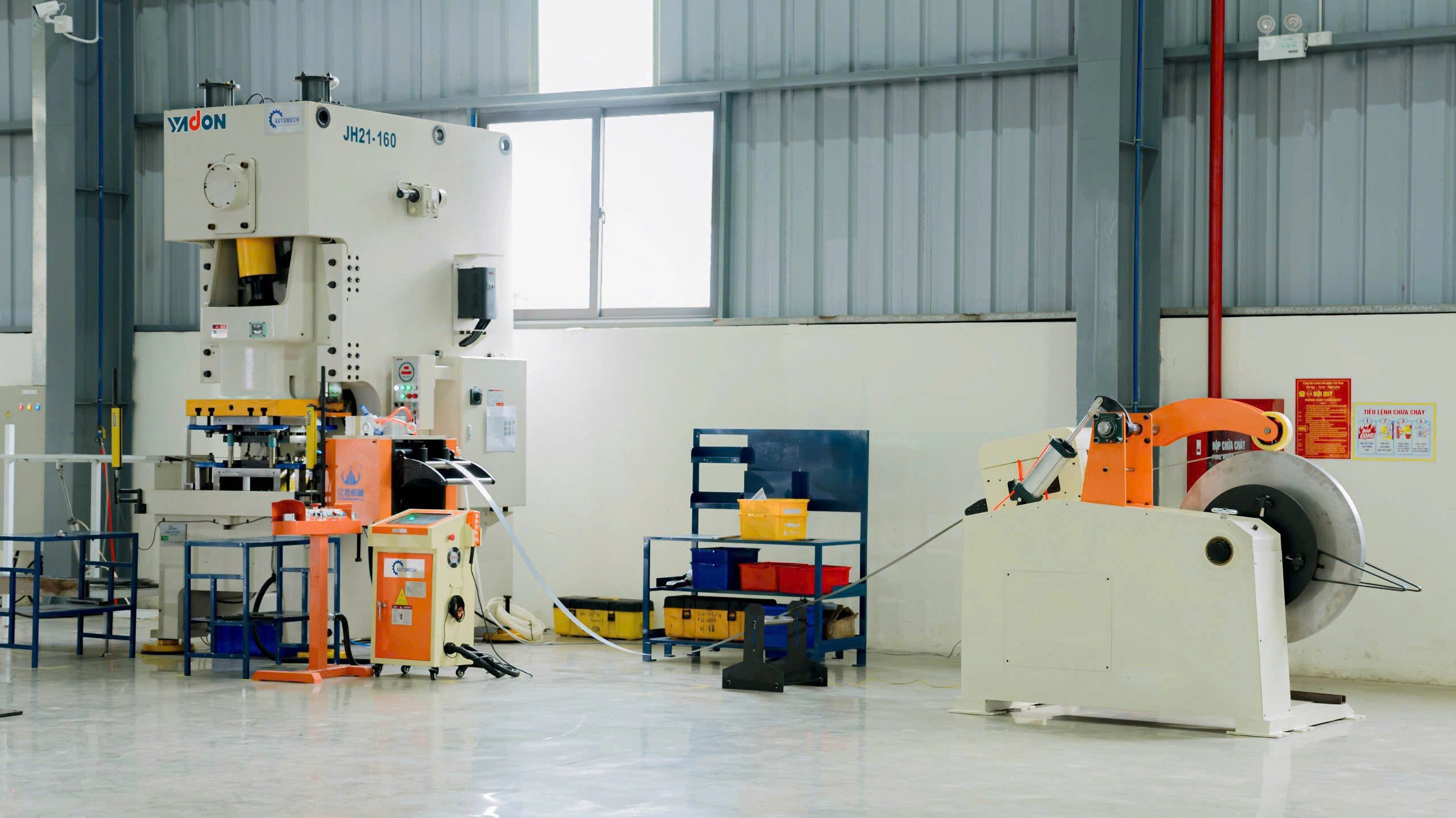 Nhờ hệ thống cấp phôi tự động sẽ giúp quá trình dập nhanh chóng hơn Nhờ hệ thống cấp phôi tự động sẽ giúp quá trình dập nhanh chóng hơn