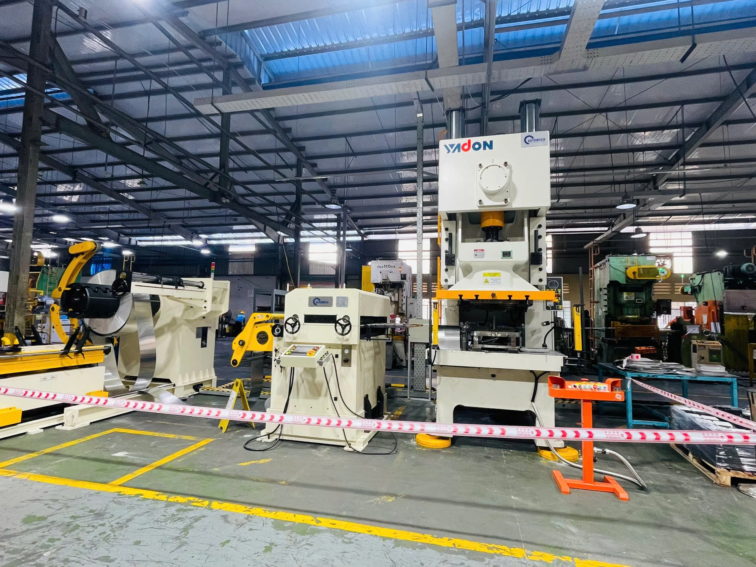 Máy đột dập kết gợp phụ kiện máy đột dập là bộ cấp phôi tự động Máy đột dập kết gợp phụ kiện máy đột dập là bộ cấp phôi tự động