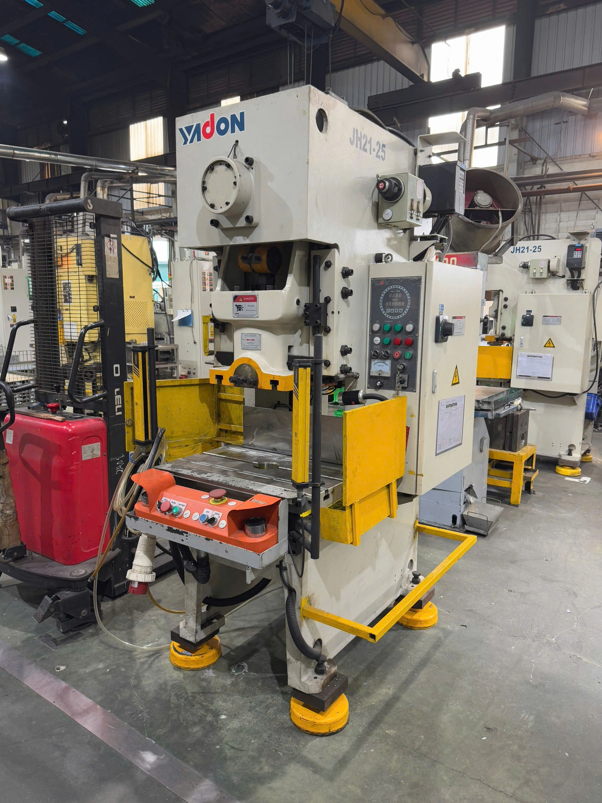 Phụ kiện máy dập gồm đèn soi khuôn và cảm biến bảo vệ Phụ kiện máy dập gồm đèn soi khuôn và cảm biến bảo vệ